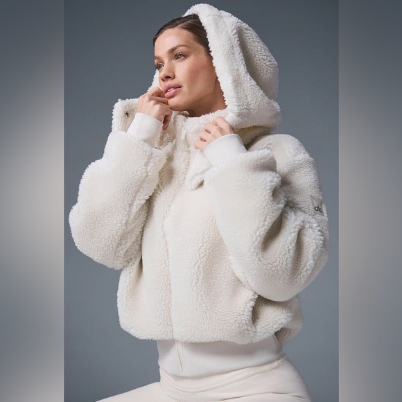 ALO Yoga Jackets & Blazers - ALO Yoga Sherpa jacket 

Color ivory

Size XS